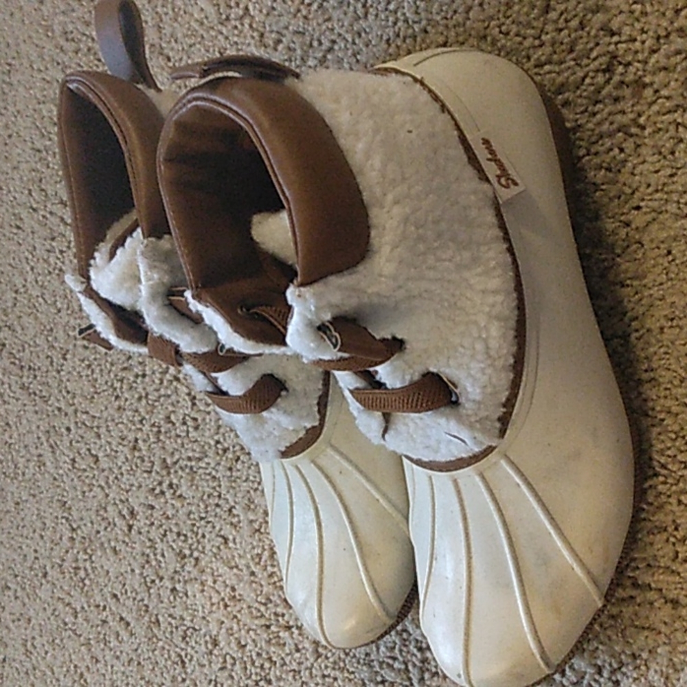 White and brown skechers 8 US size